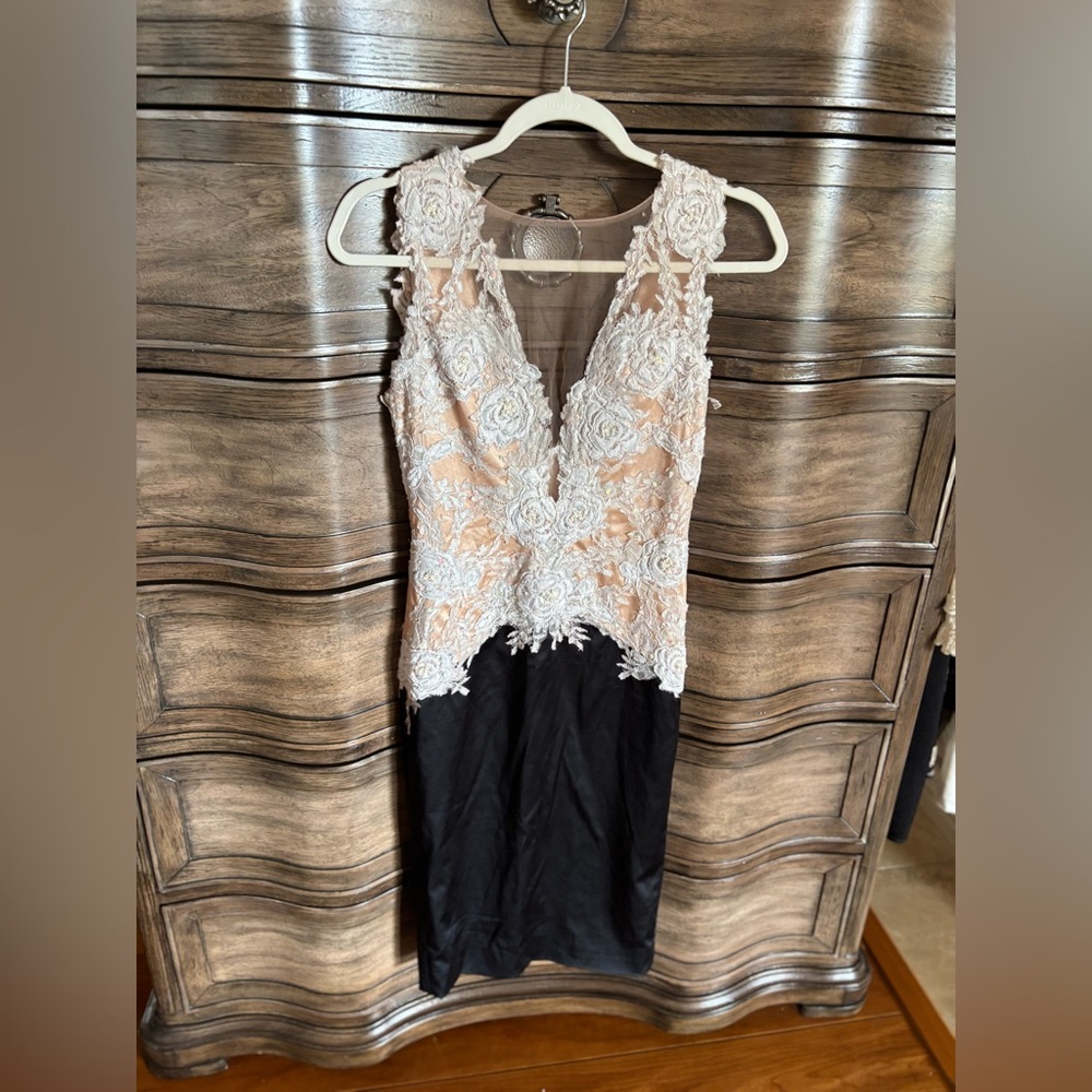 Mandalay V-Neck Midi Dress with White Lace Appliqué in Blush and Black NWOT